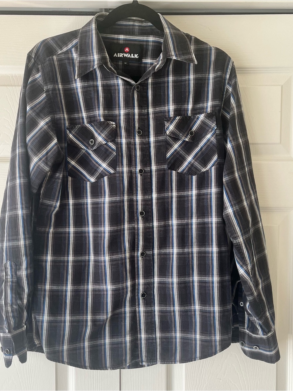 Airwalk Black & Blue Plaid Long-Sleeve Button-Down Shirt size M